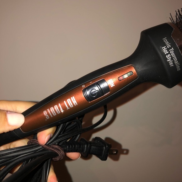 Hot Tools Heated Ionic Round Brush - Picture 2 of 5